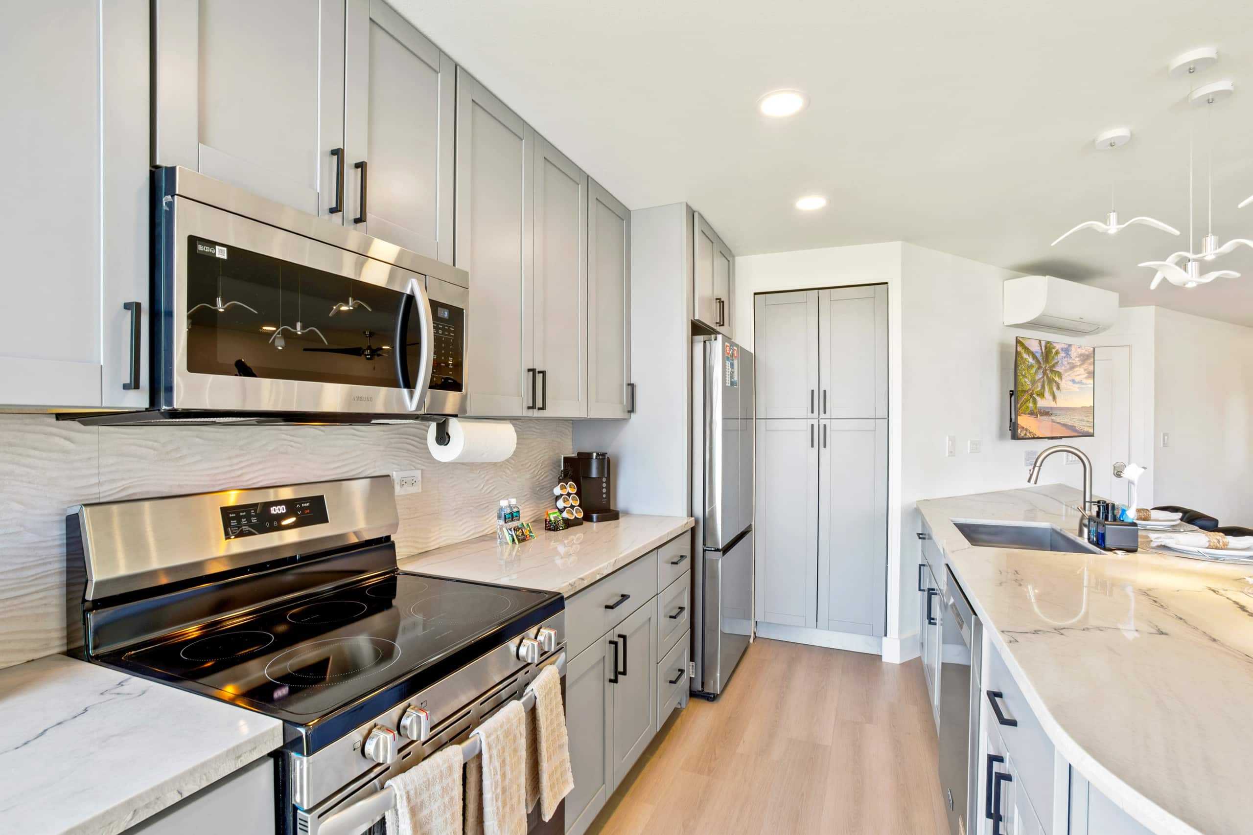 Island condo w/ beach access & pool - Image 6