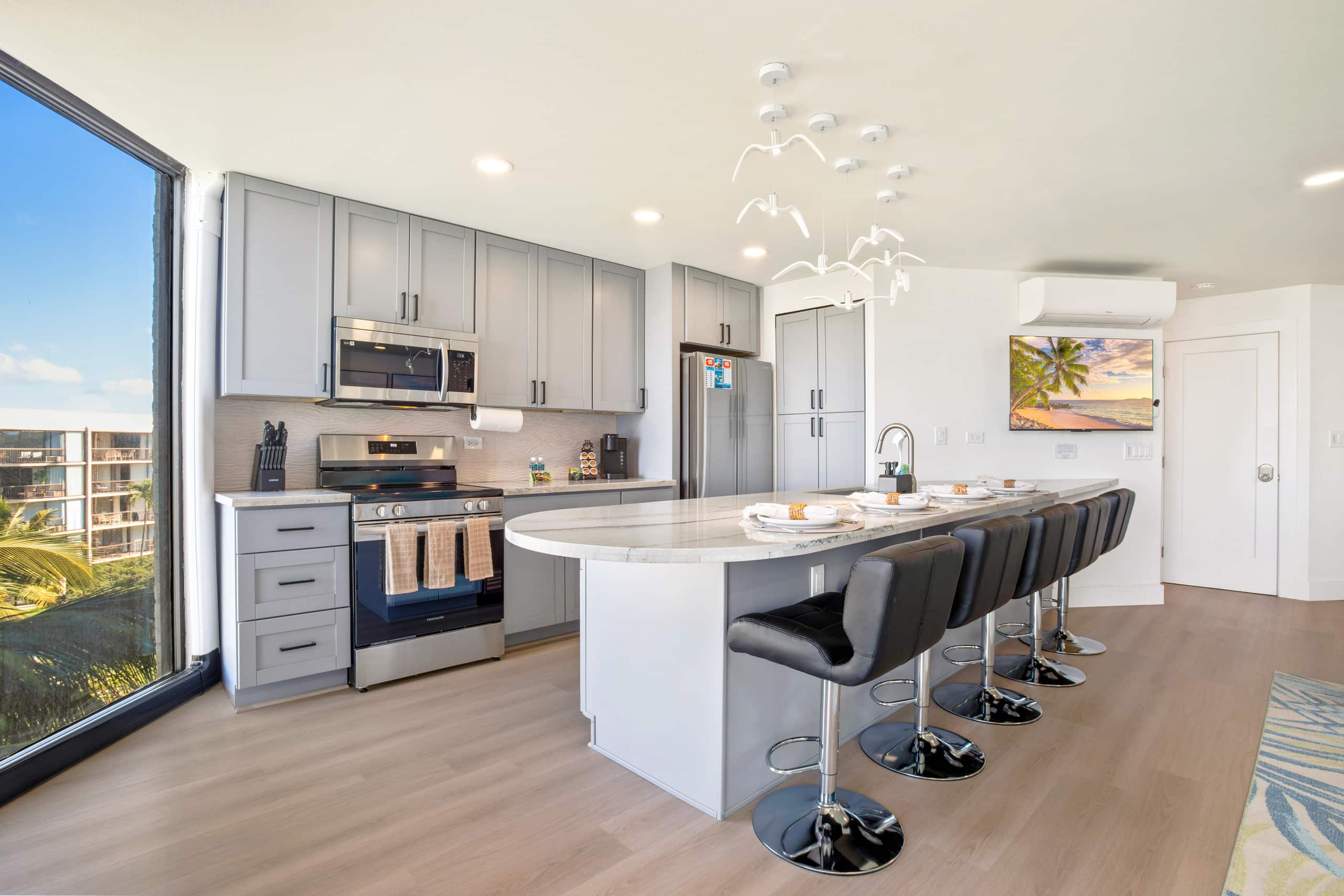 Island condo w/ beach access & pool - Image 7