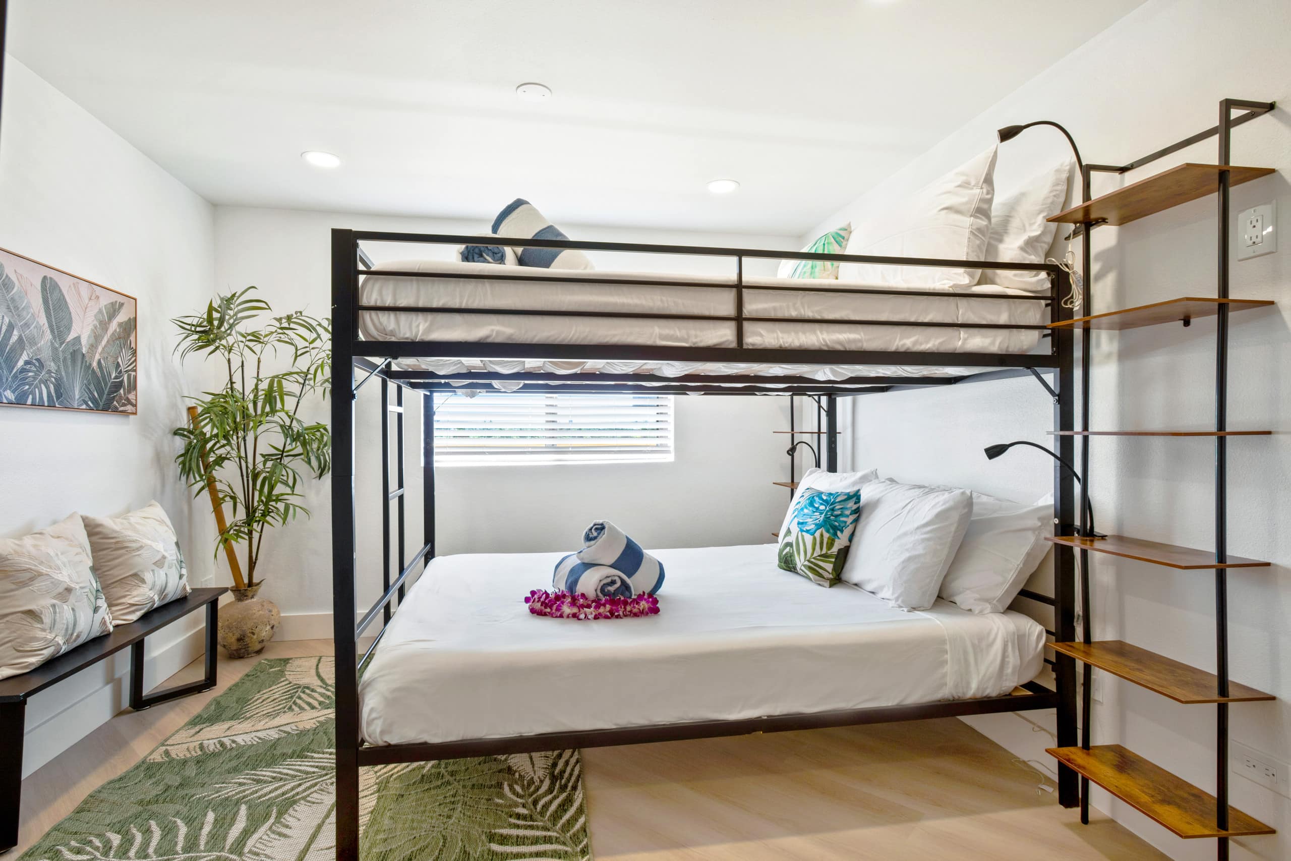 Island condo w/ beach access & pool - Image 17