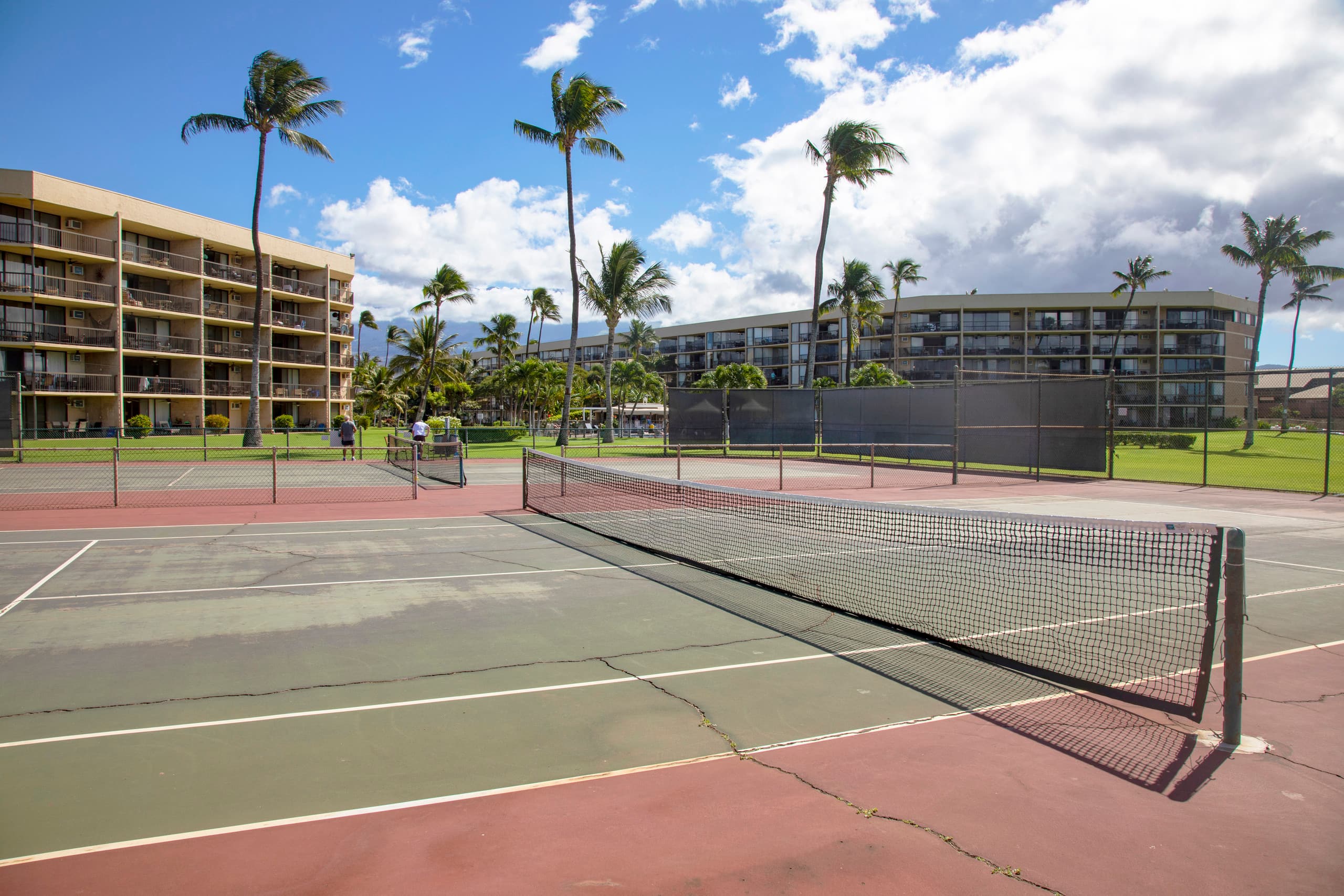Island condo w/ beach access & pool - Image 33