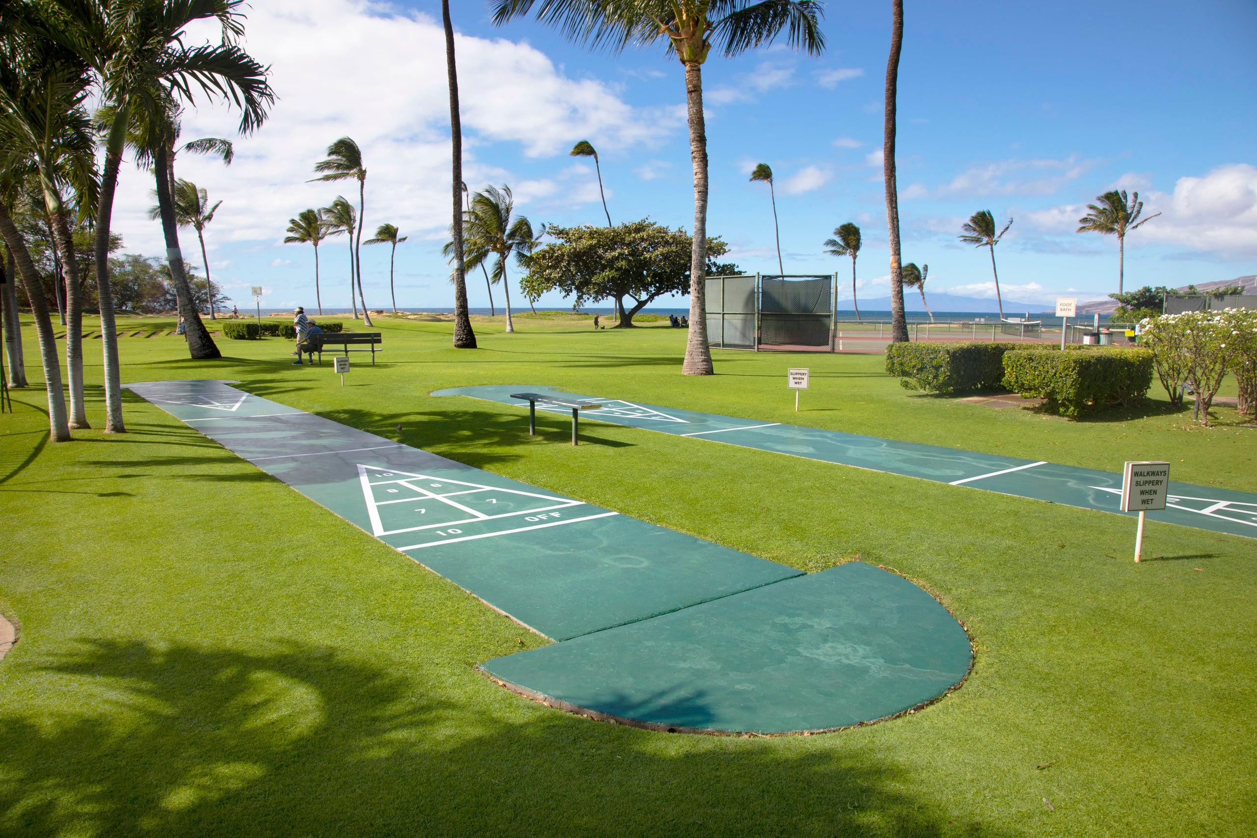 Island condo w/ beach access & pool - Image 32