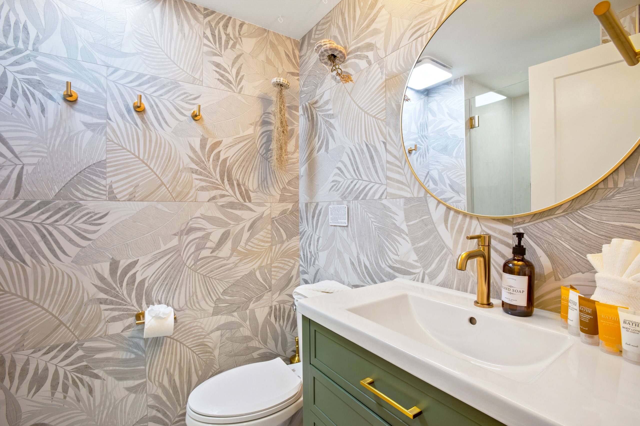 Island condo w/ beach access & pool - Image 19
