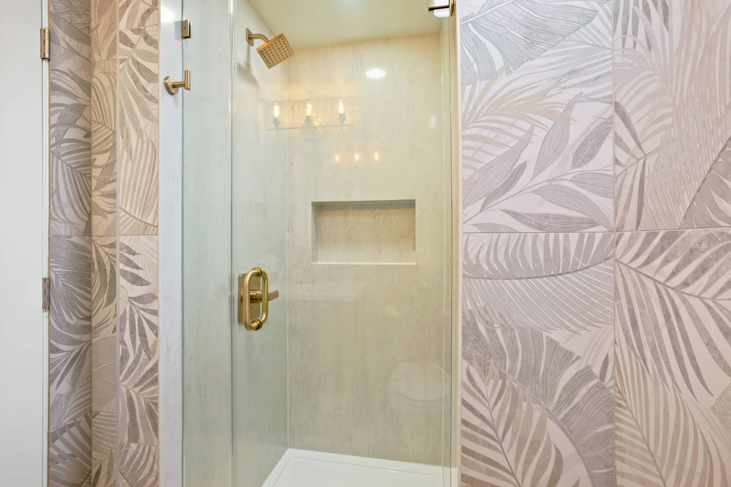 Island condo w/ beach access & pool - Image 20