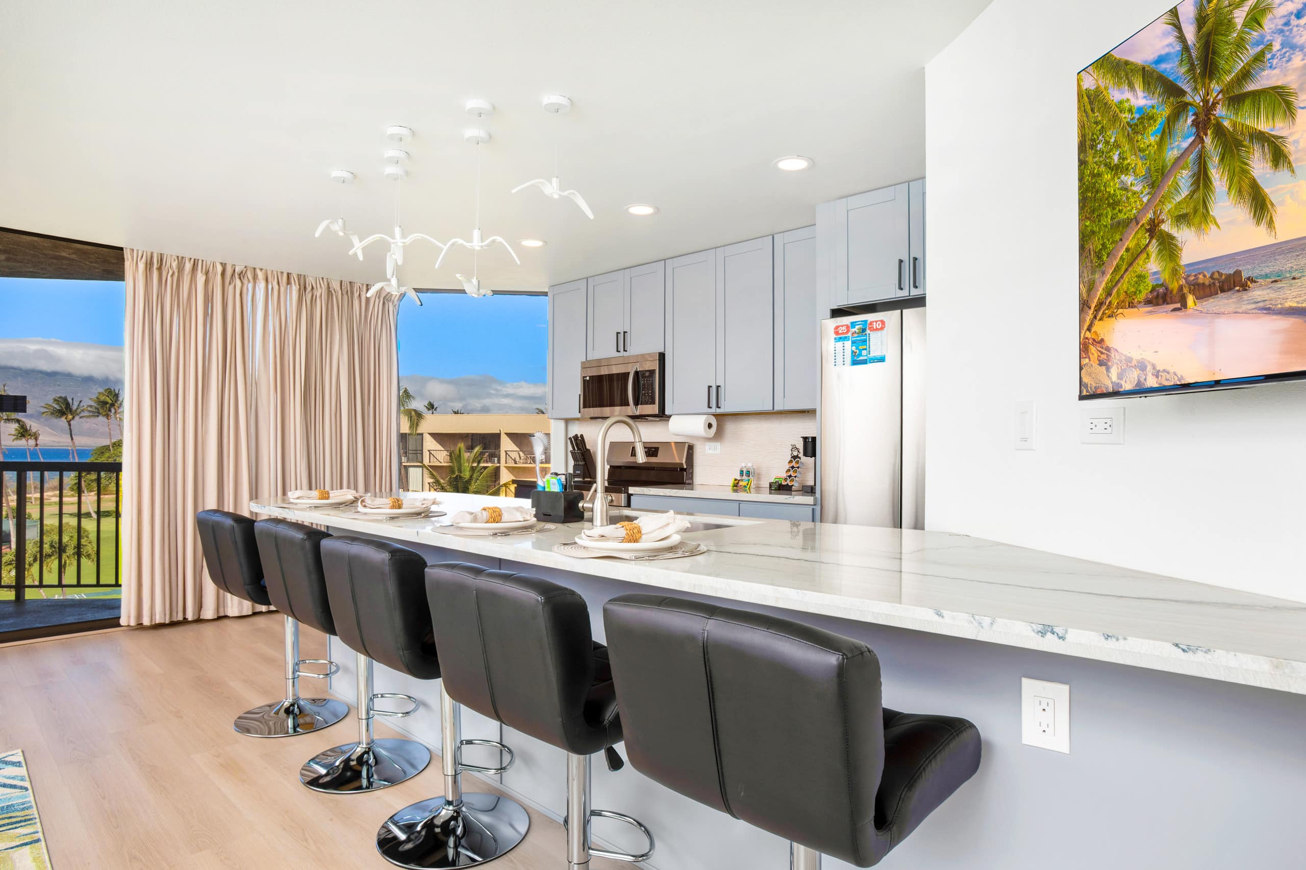Island condo w/ beach access & pool - Image 10
