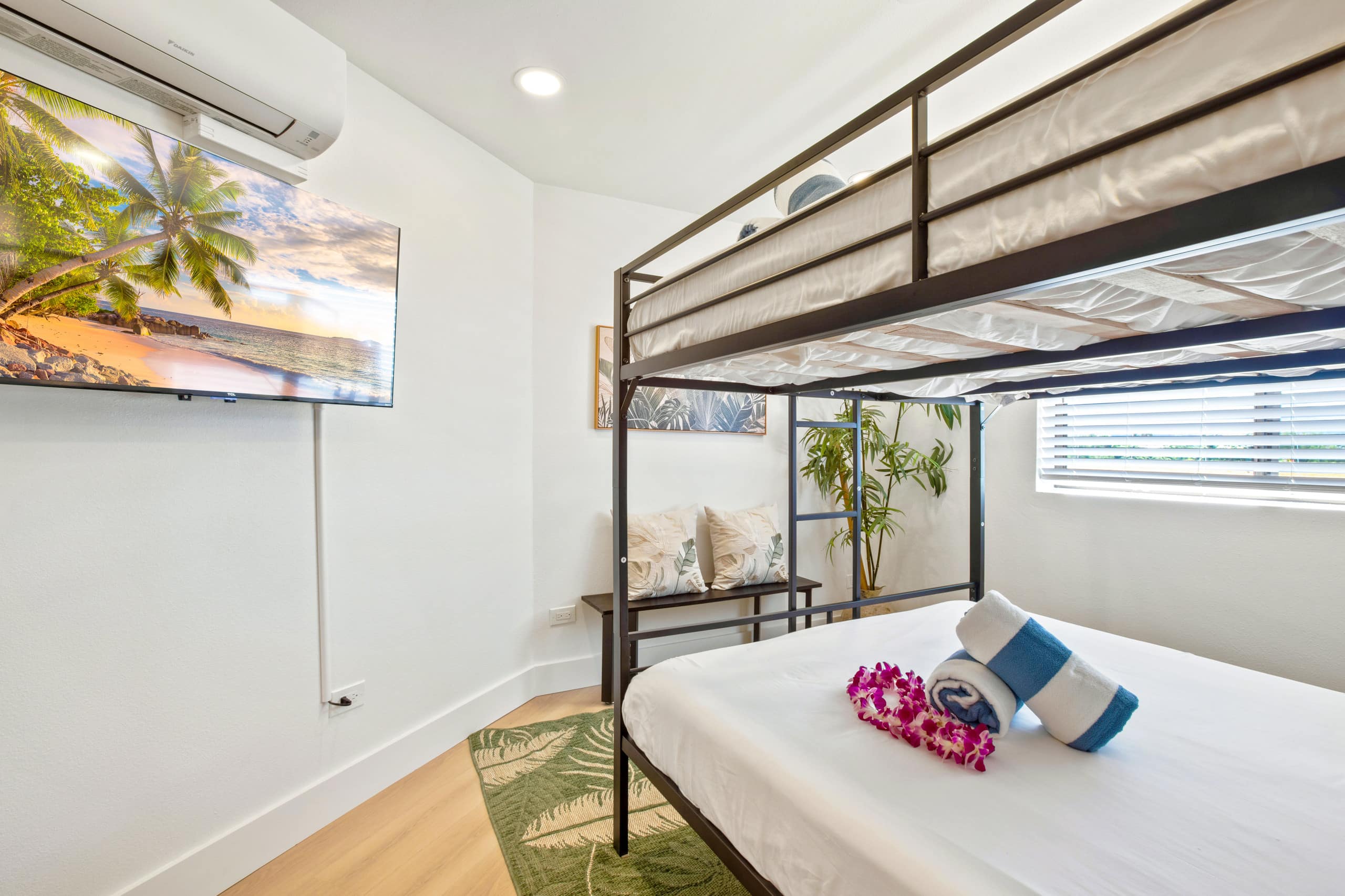 Island condo w/ beach access & pool - Image 18
