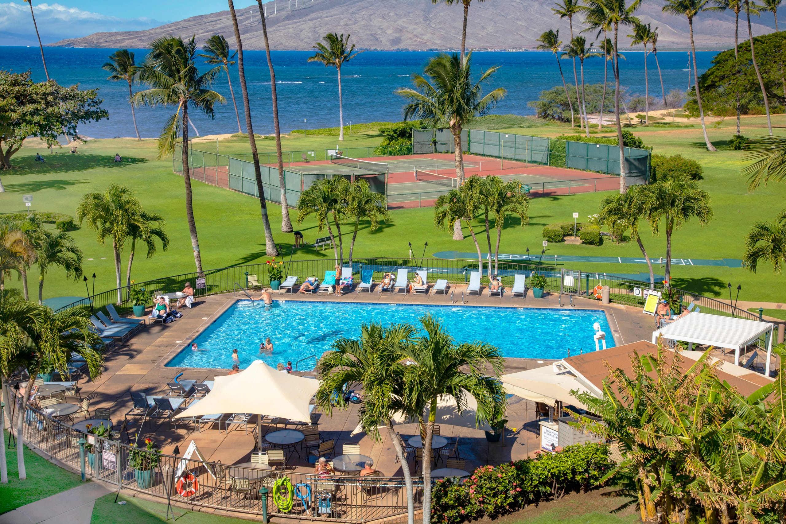 Island condo w/ beach access & pool - Image 36