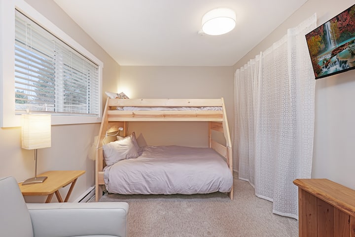 Голяма втора спалня с двуместен диван, телевизор и двуетажно легло (двойно и единично легло). Чаршафи от египетски памук с висока плътност, хипоалергенни възглавници и завивки.