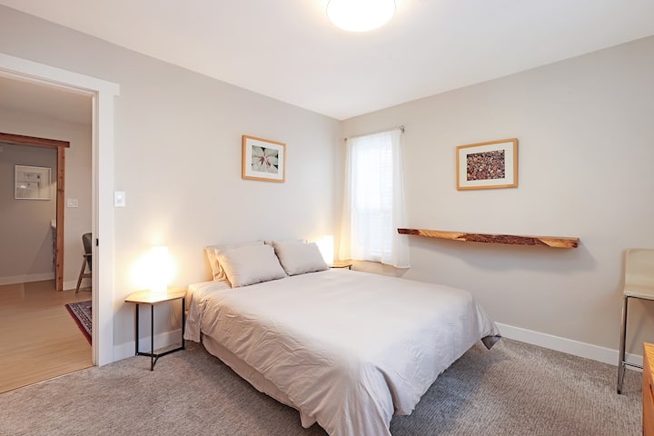 Чаршафи от египетски памук с висока плътност, хипоалергенни възглавници и завивки.