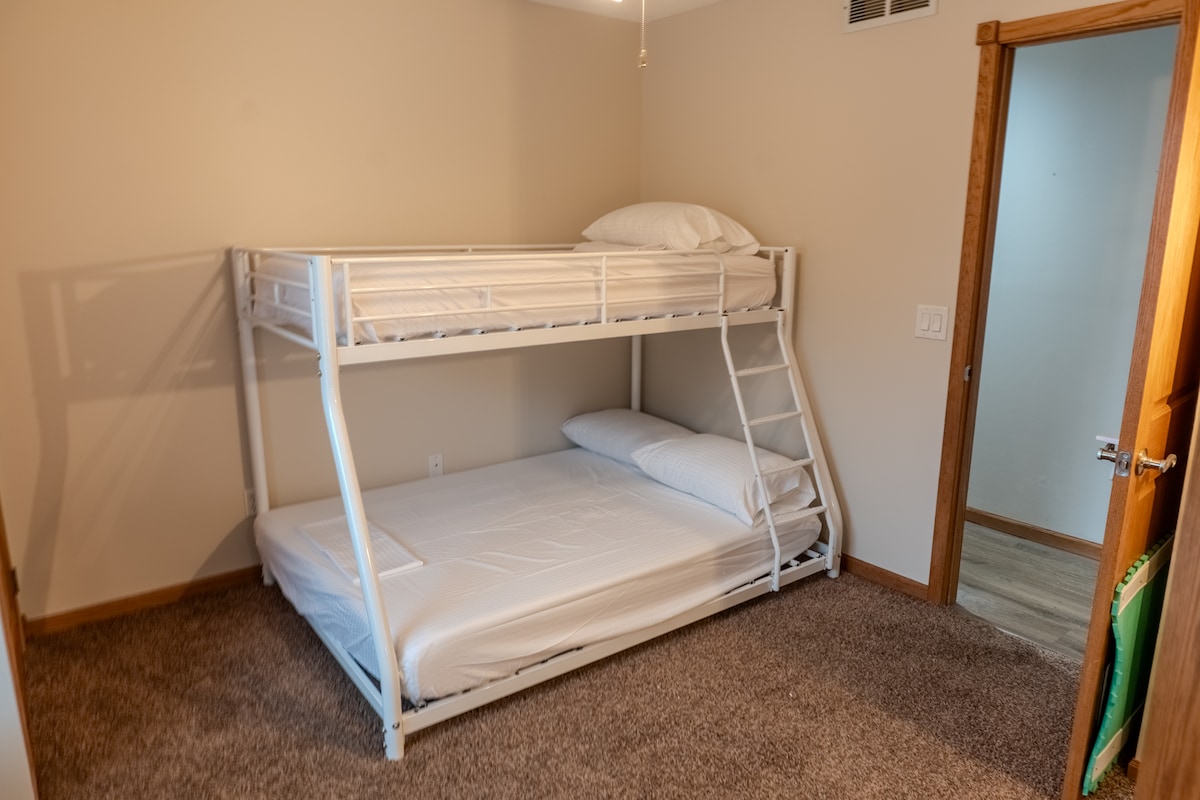 سرير بطابقين مع مكتب عمل، الطابق الثاني!