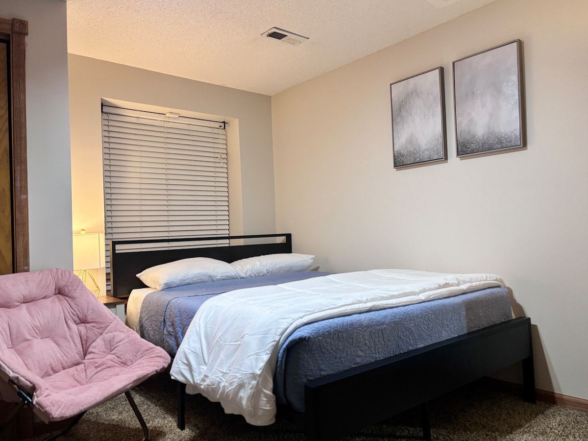 سرير كوين وسريرين مفردين في الطابق السفلي