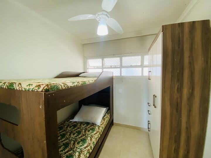 Dormitorio con 2 literas (4 camas), un armario, ventilador de techo y aire acondicionado