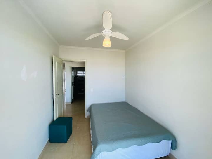 Dormitorio con 1 cama doble y ventilador de techo, con salida al balcón, con impresionantes vistas a la playa, aire acondicionado