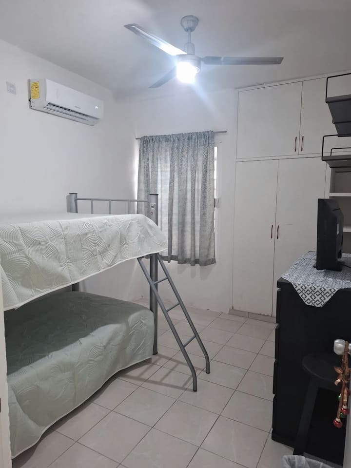 第二间卧室，空调，单人上下铺 