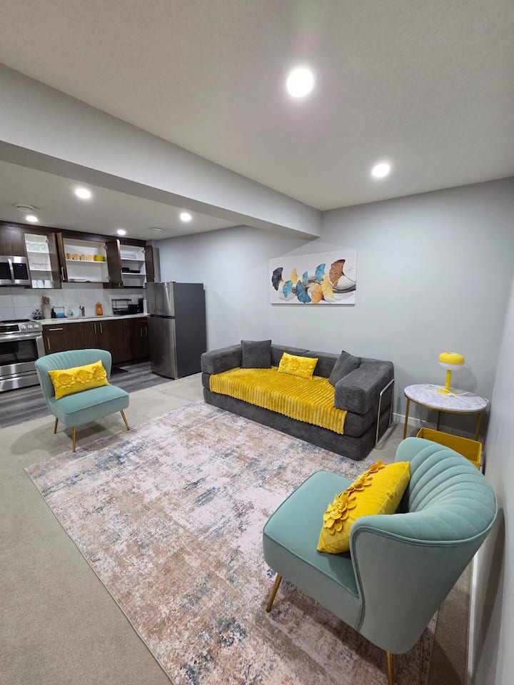 Private 1br Gem | Free Parking | Workspace Sleeps4 - Calgary
