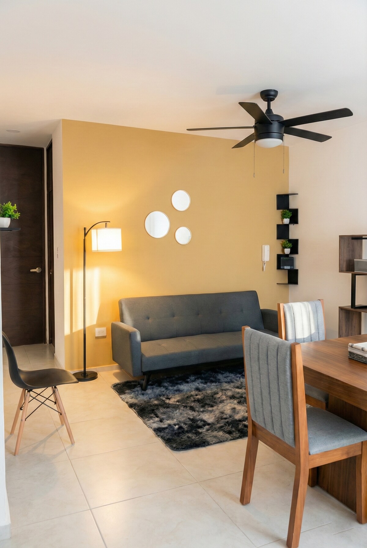 您的理想家园！现代化且设备齐全的厨房，宽敞的木制餐厅，适合社交。 明亮舒适，非常适合短期和长期入住。 在一个地方享受舒适和时尚。 