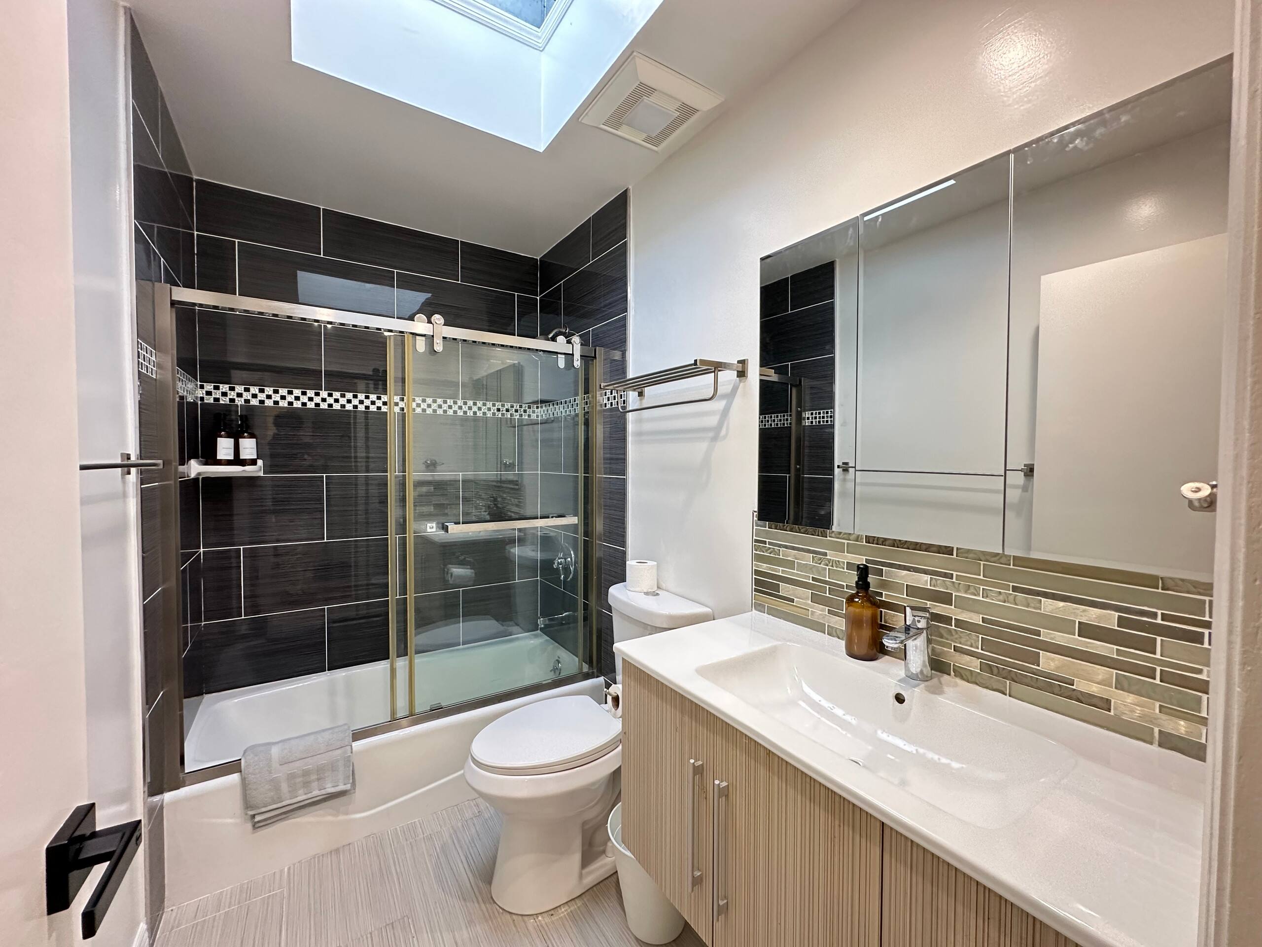 Home in San Francisco · ★4.86 · 4 bedrooms · 5 beds · 2 baths - Image 90