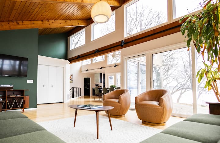 LakeShore Retreat | Fab Family Fishing w/ Dock - Houses for Rent