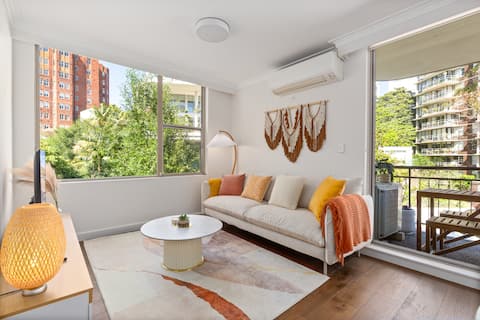 Successful Airbnb property: Elizabeth Bay 2BR,Pool/balcony, Stylish City Stay. in Elizabeth Bay