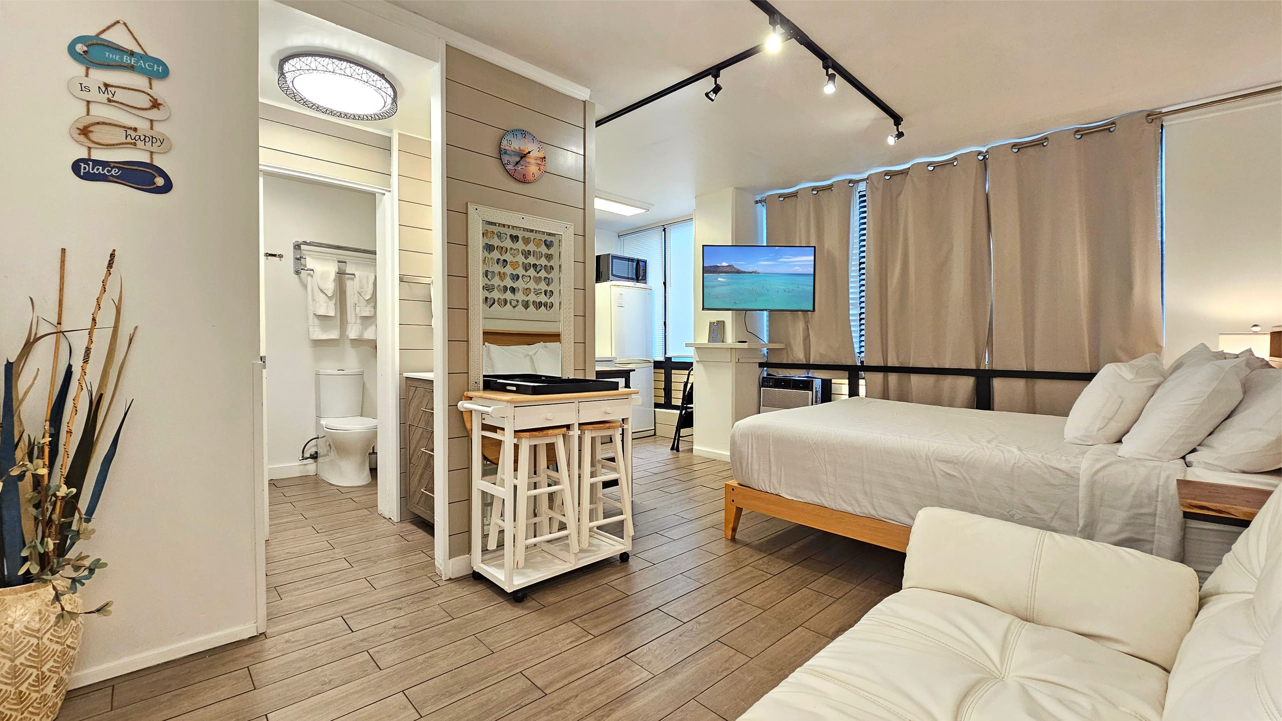 Waikīkī Grand Hotel® | Queen studio for 2+Kitchen - Image 1