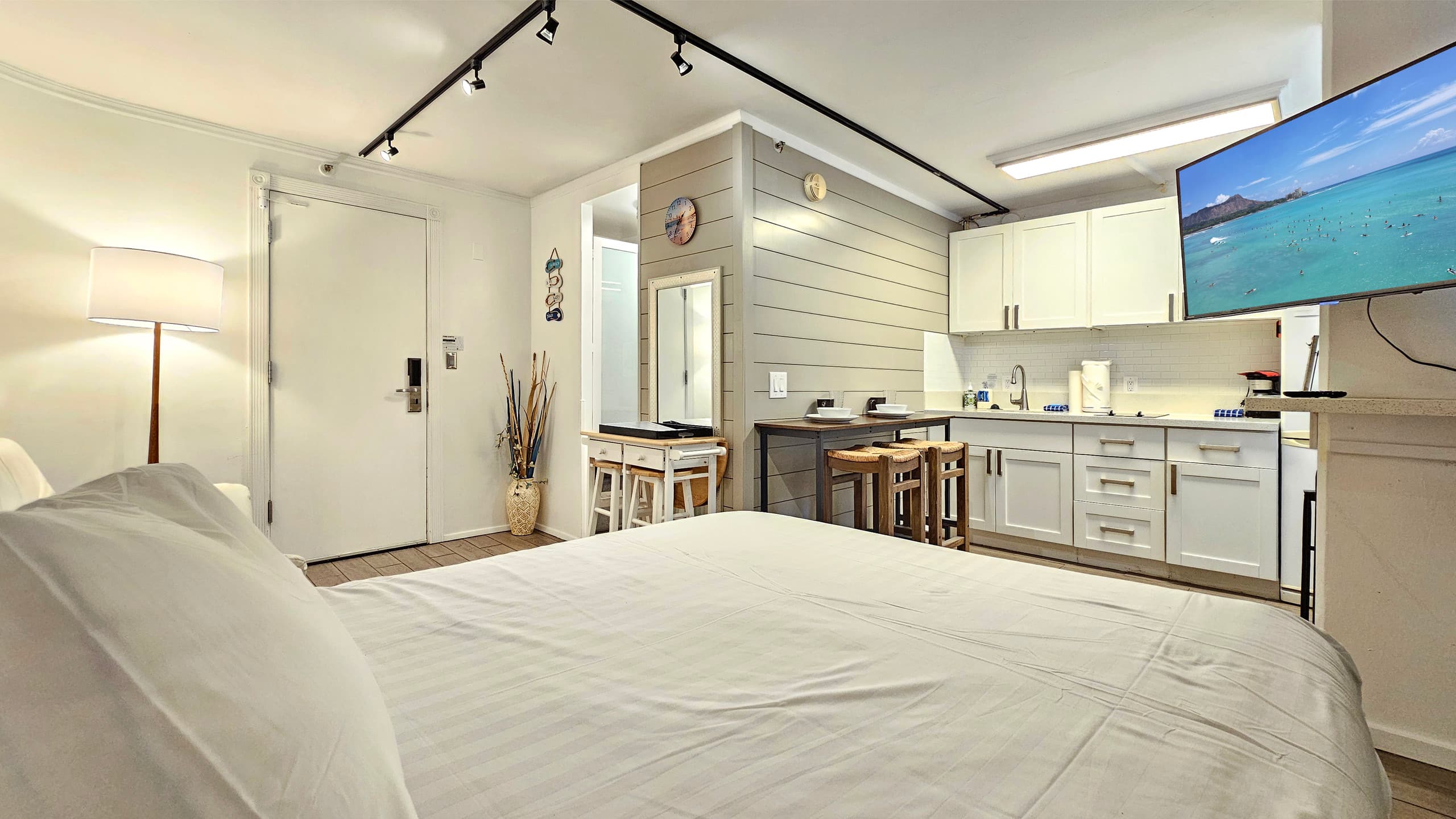 Waikīkī Grand Hotel® | Queen studio for 2+Kitchen - Image 37