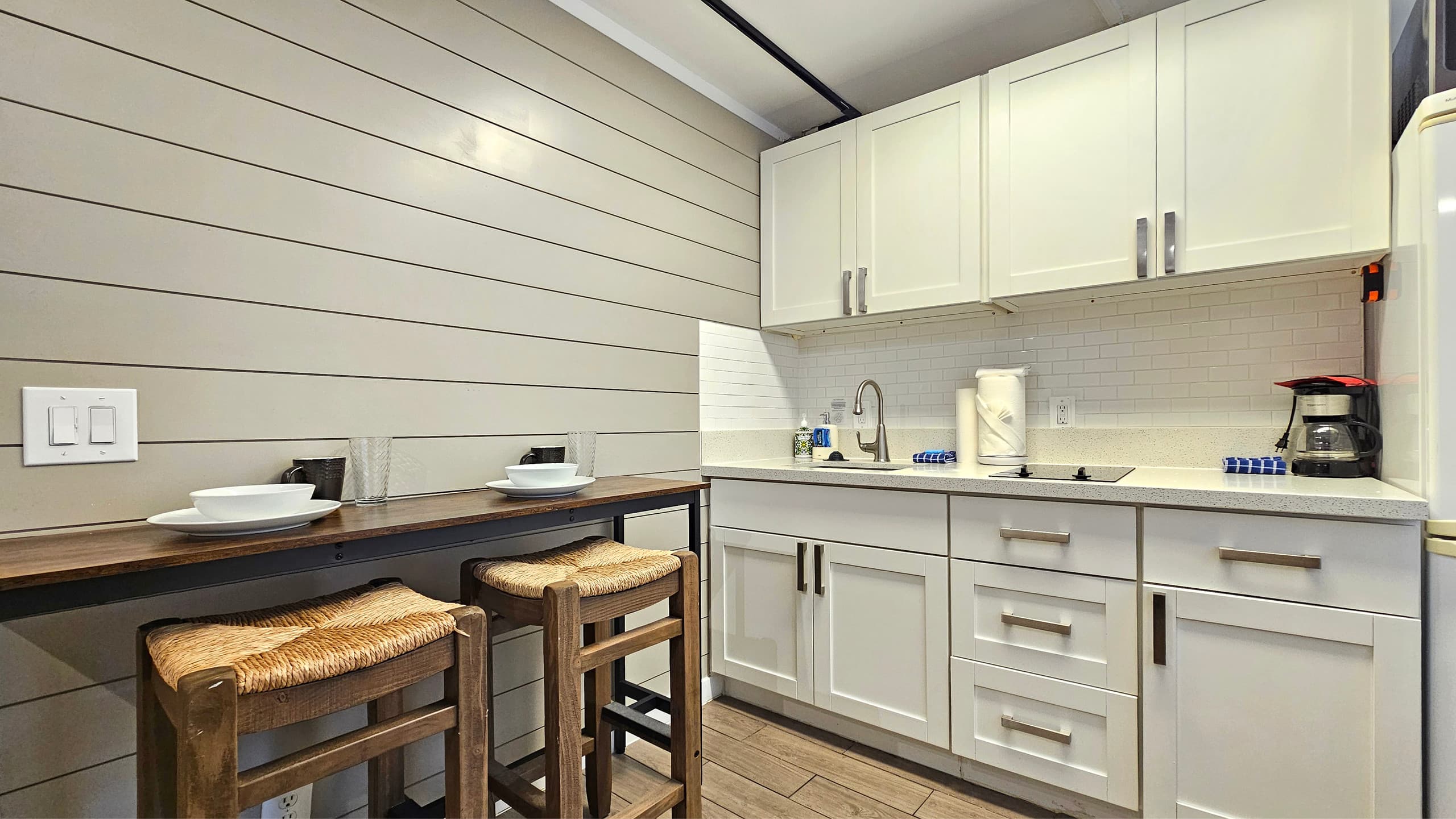 Waikīkī Grand Hotel® | Queen studio for 2+Kitchen - Image 5