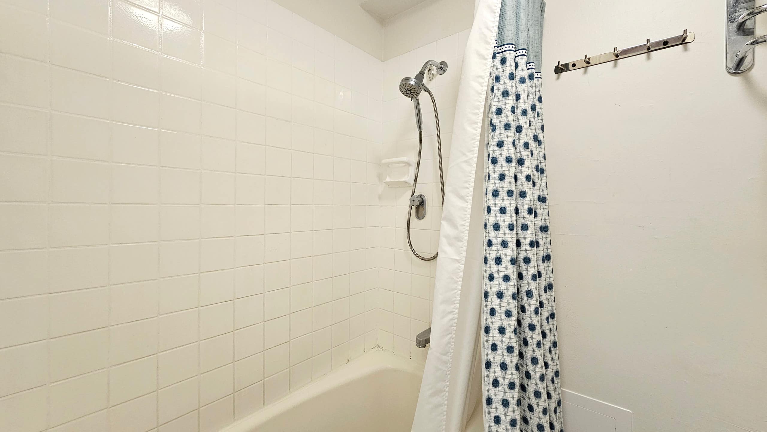 Waikīkī Grand Hotel® | Queen studio for 2+Kitchen - Image 20