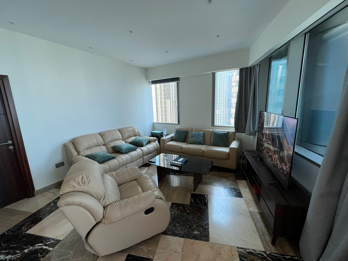 Top performing Airbnb: 2 full BR apartment with great views & location in Dubai Marina