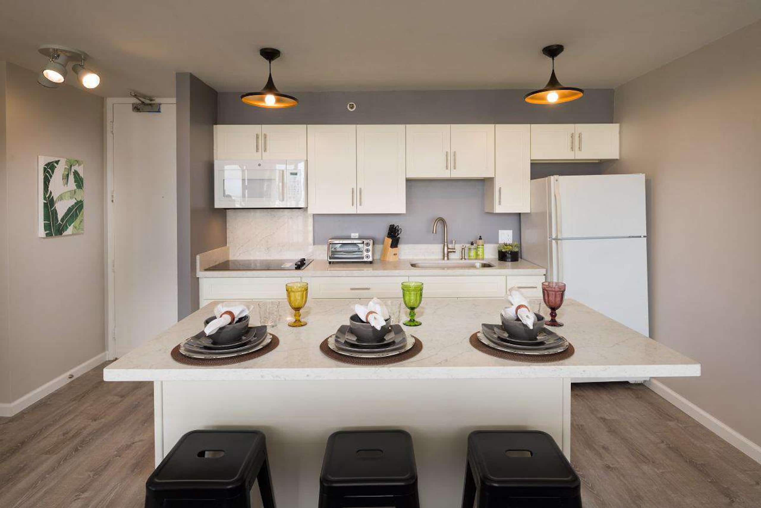 31st Fl Waikiki Banyan | Ocean View | Parking - Image 4