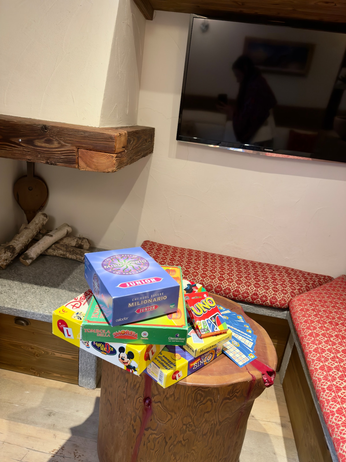 Декоративен камин и катче за играње со сѐ што ви треба за пријатни вечери со семејството и пријателите