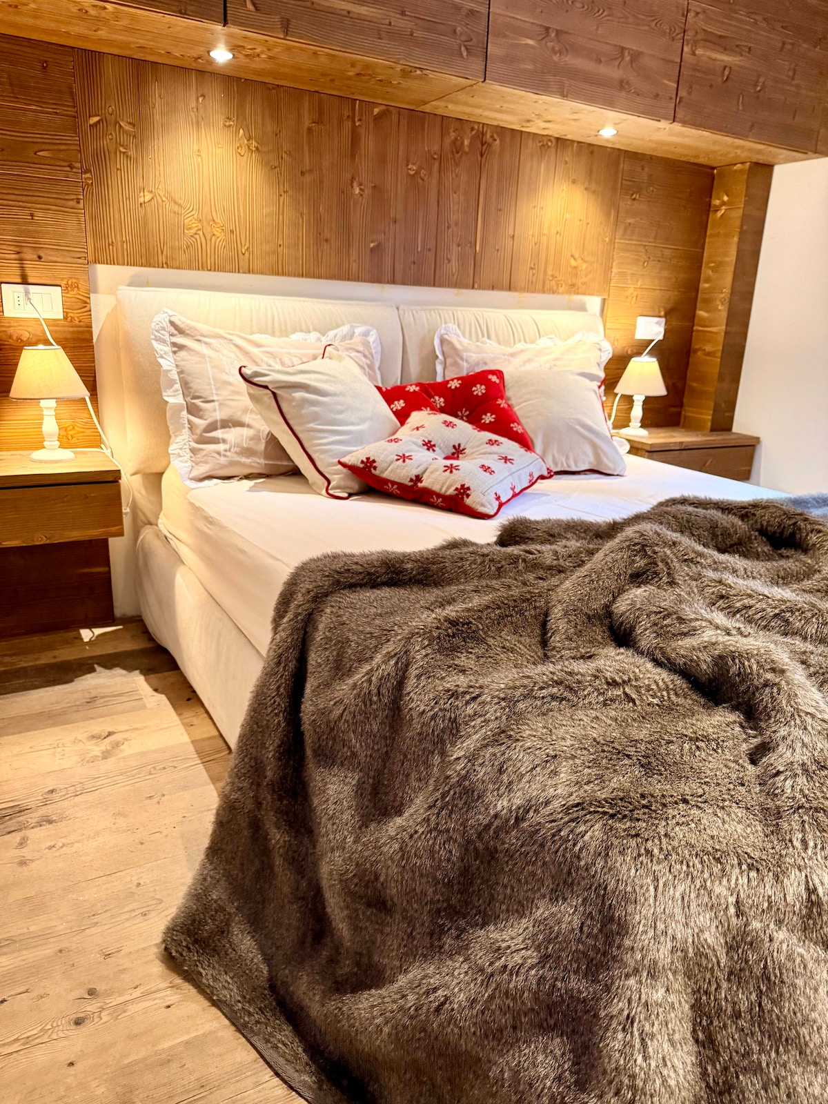 Главна спална соба со големи плакари. Топло осветлување. Удобен кревет. Меки ќебиња. 