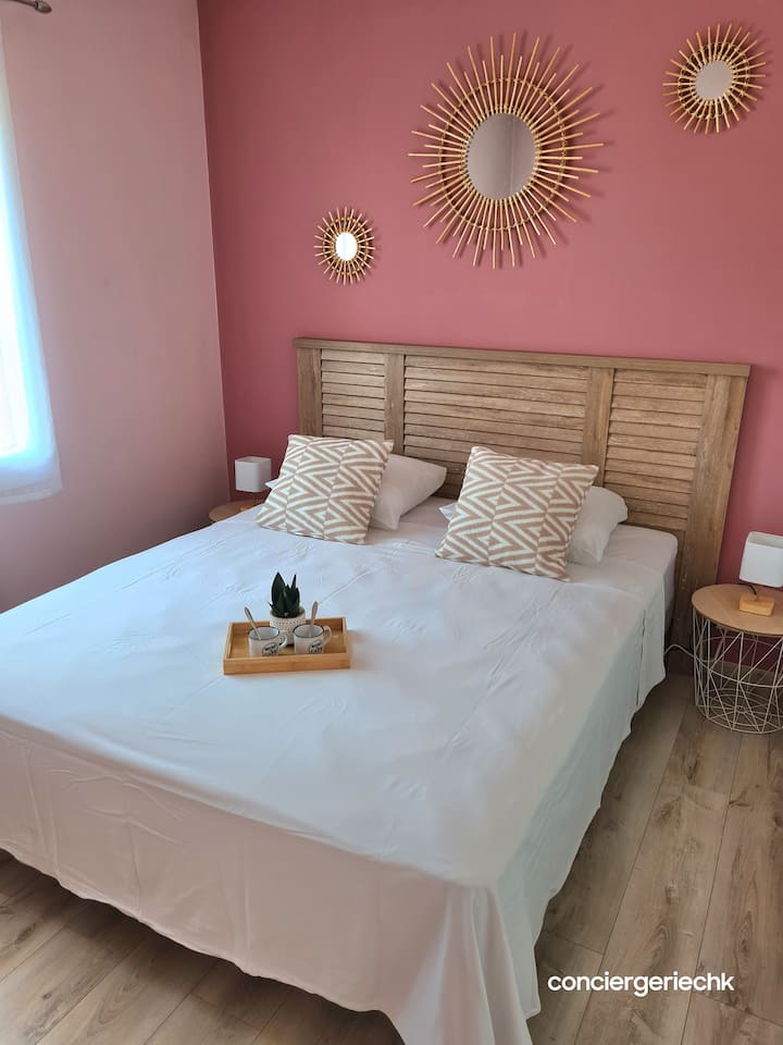 Dormitorio 1: Una cama doble 160x200 (no se proporcionan sábanas y toallas, disponibles opcionalmente)