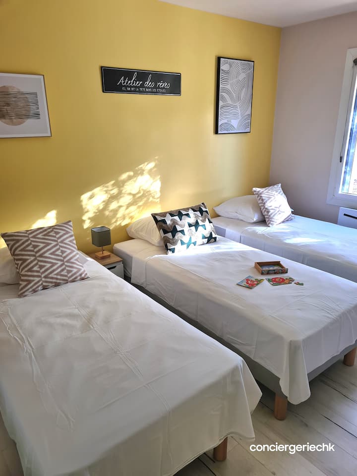 Habitación 3: 
4 camas individuales de 90x190 con armario de almacenamiento (ropa de cama y toallas no incluidas, disponibles opcionalmente)