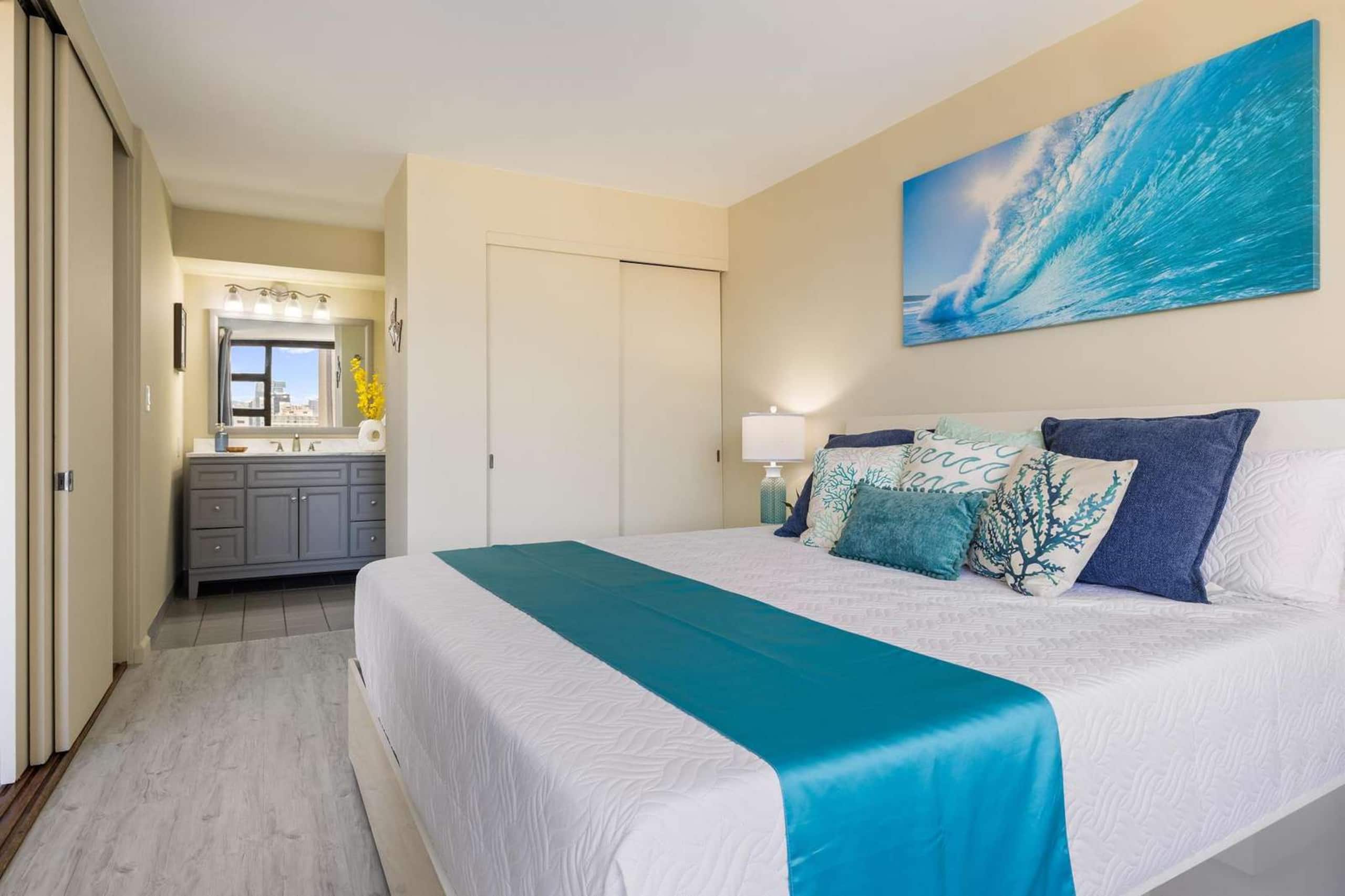 20th Fl Waikiki Banyan | King | AC | Parking - Image 1