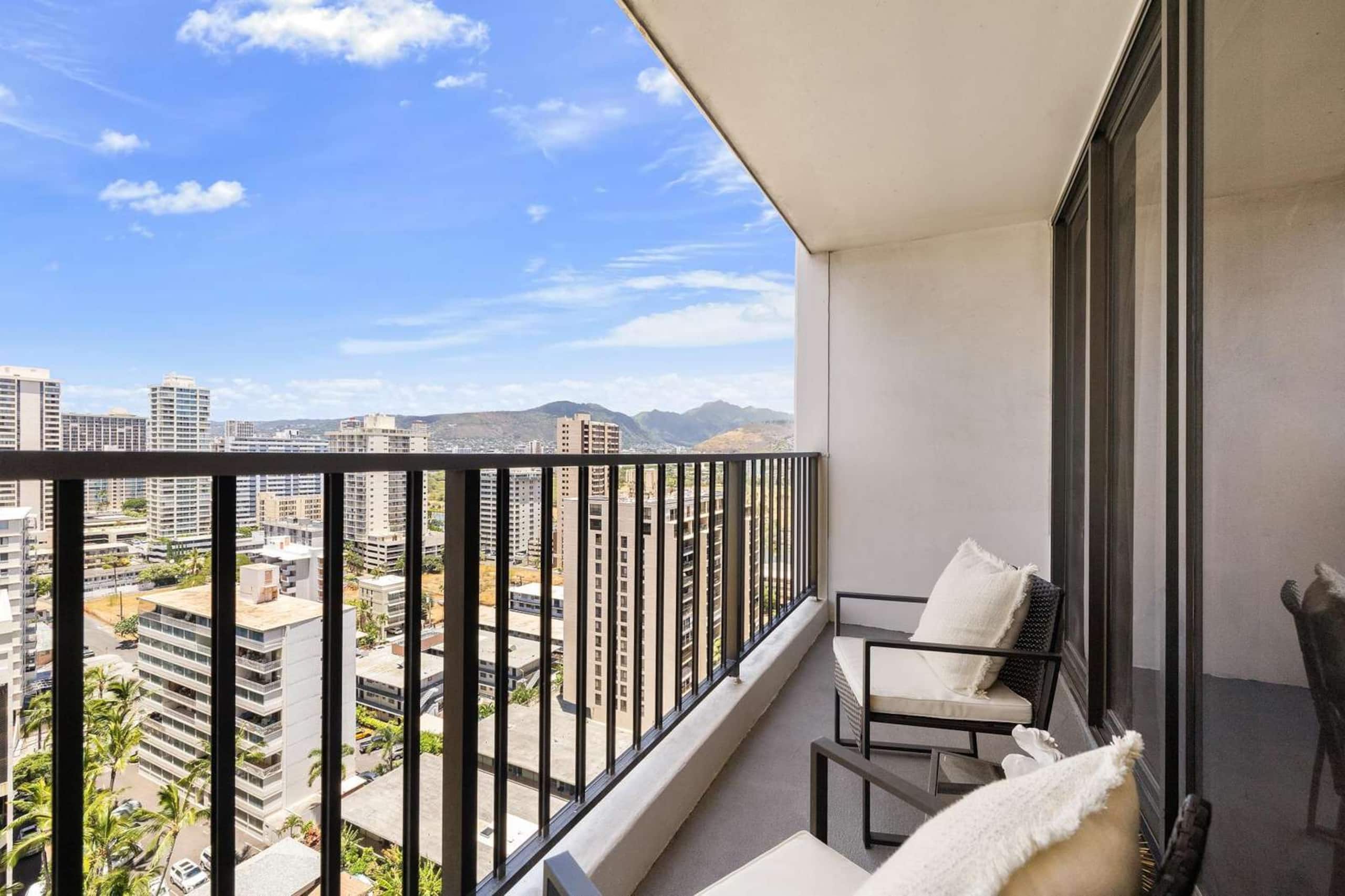 20th Fl Waikiki Banyan | King | AC | Parking - Image 6