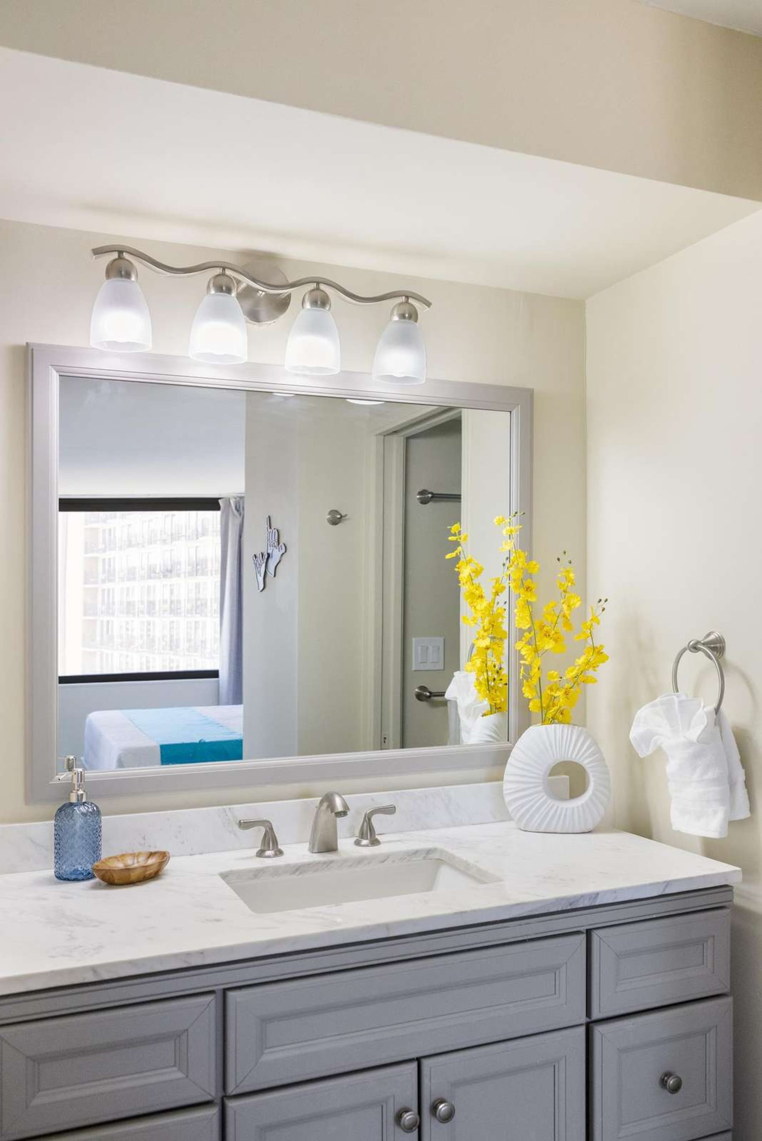 20th Fl Waikiki Banyan | King | AC | Parking - Image 32