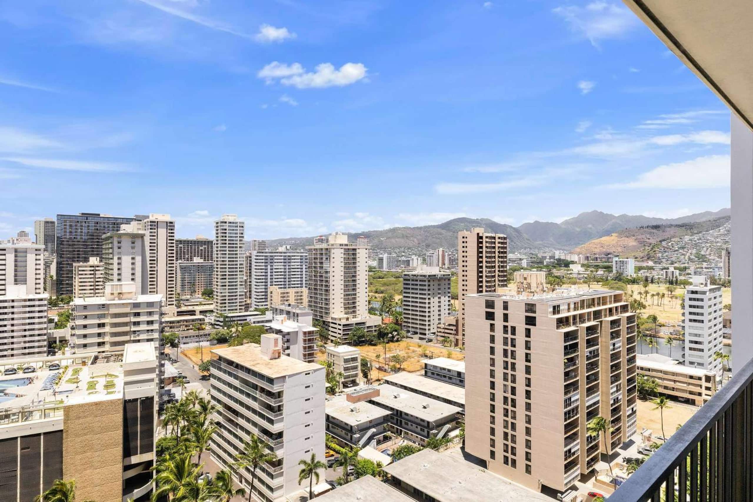 20th Fl Waikiki Banyan | King | AC | Parking - Image 7