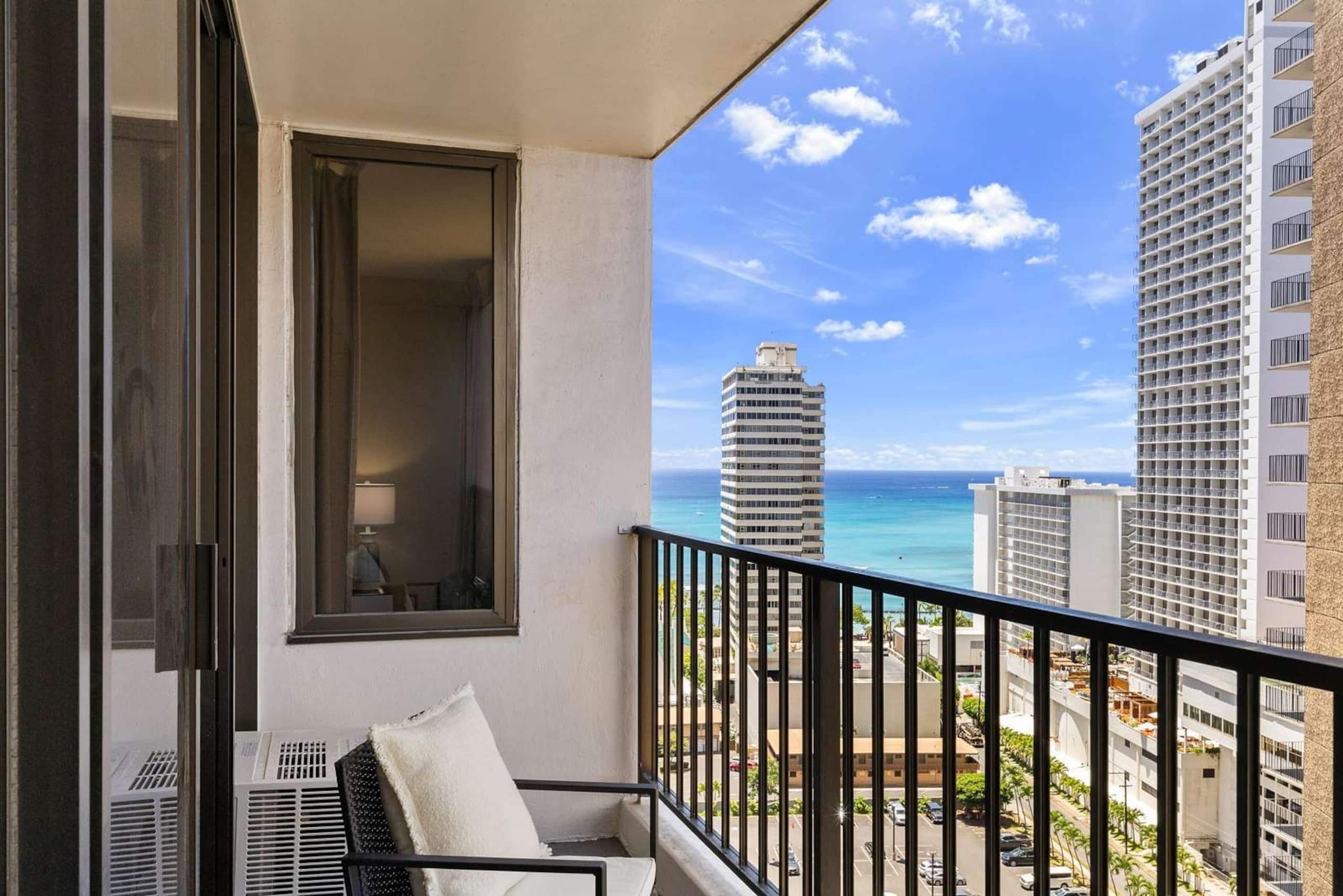 20th Fl Waikiki Banyan | King | AC | Parking - Image 31
