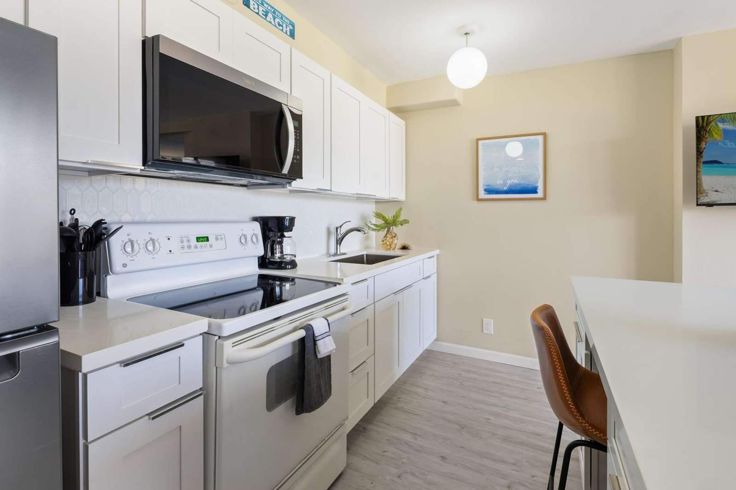 20th Fl Waikiki Banyan | King | AC | Parking - Image 19