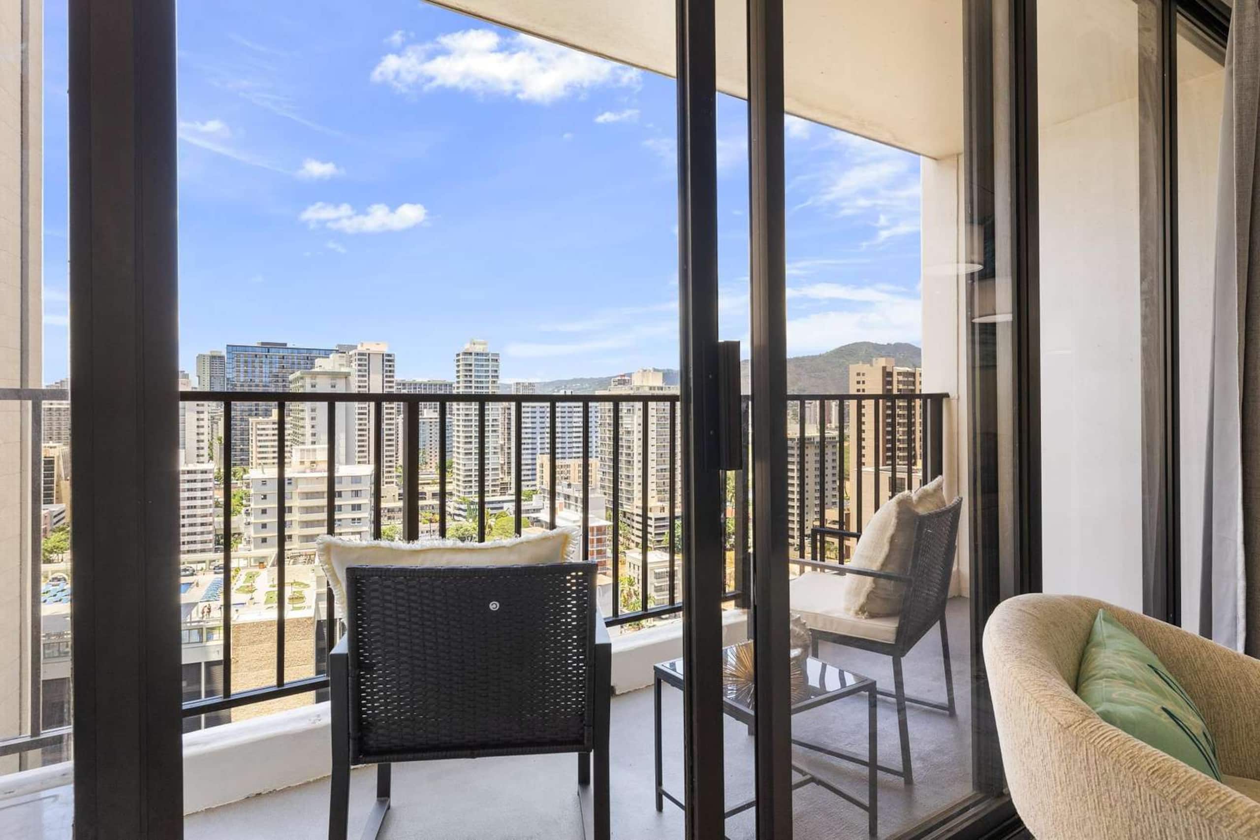 20th Fl Waikiki Banyan | King | AC | Parking - Image 3