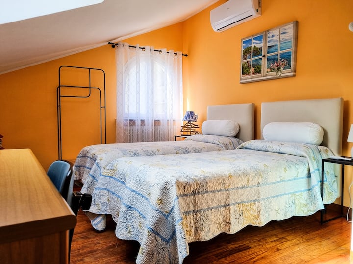 Двата кревета може да се постават како брачен кревет на барање 