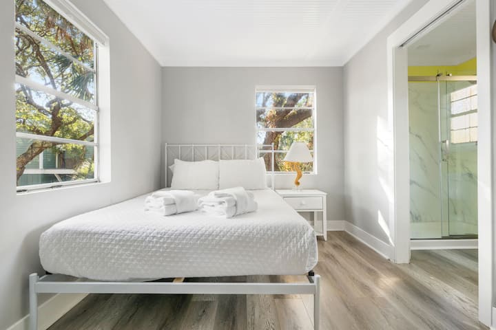 3号卧室-楼上-标准双人床和沙发床