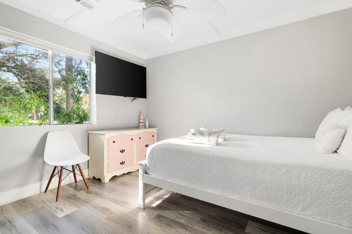 卧室1 ：标准双人床