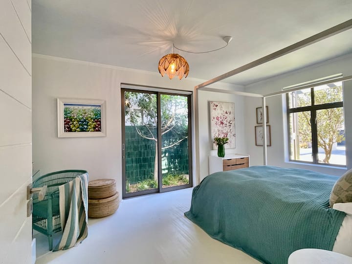 Priestranná svetlá izba, spálňa s manželskou posteľou, svieža biela posteľná bielizeň, s vlastnou terasou do záhrady.