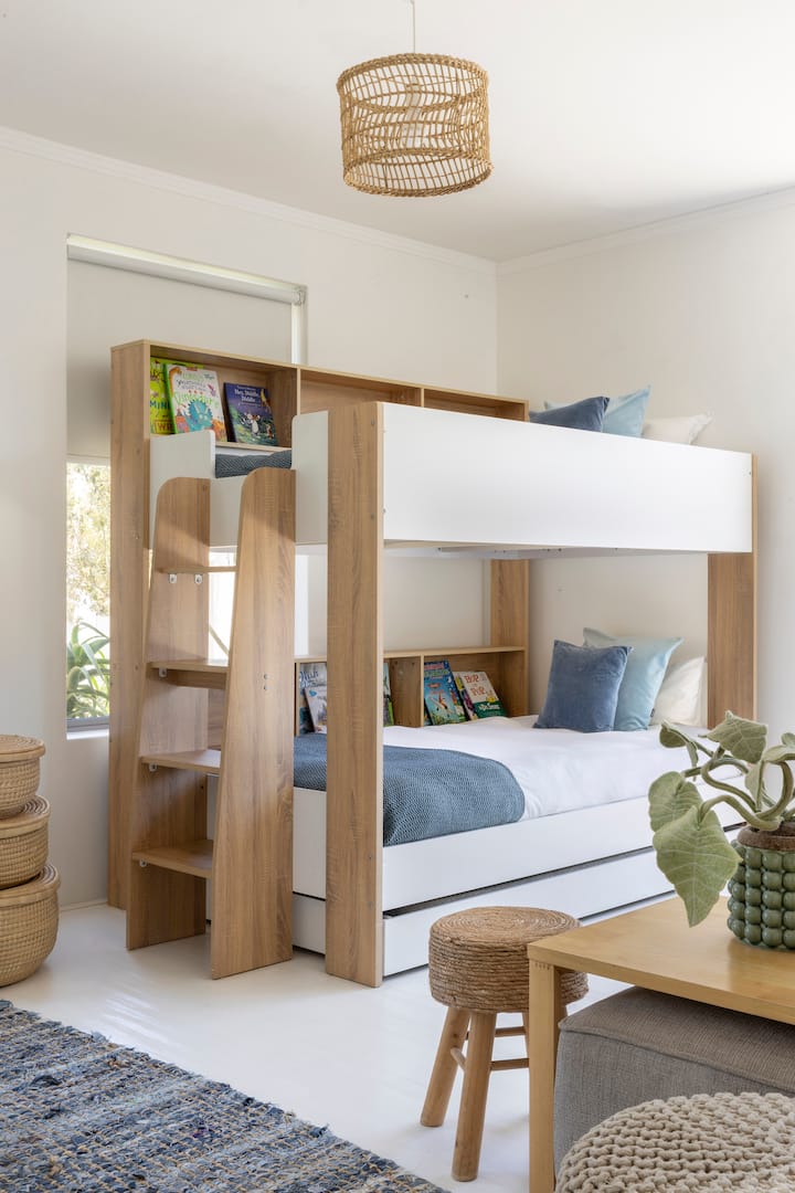 Priestranná miestnosť plná svetla, ktorá je ideálna na spánok a hranie pre deti. 3/4 poschodová posteľ s rozkladacím jednolôžkovým výsuvným lôžkom. Izba má vlastný súkromný dvor. Knihy, hračky a hry, ktoré zabavia deti. Pohodlne sa tu vyspia 3 deti.