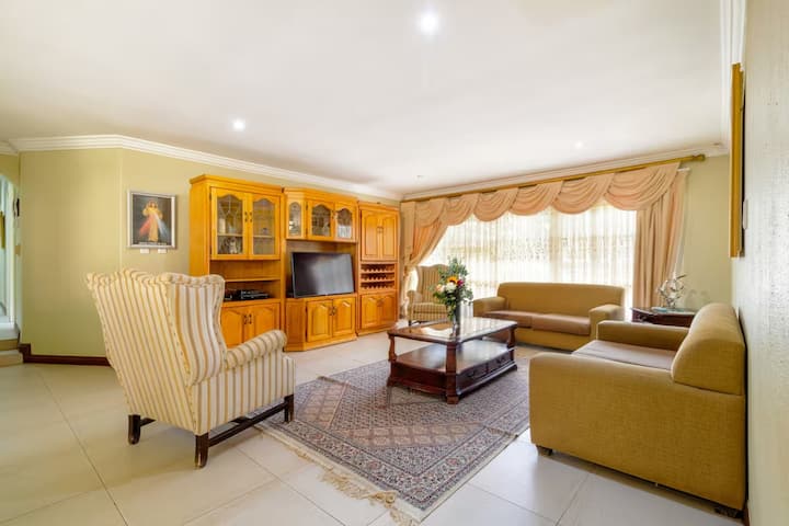 Villa Rosa - Beautiful 4-bed Home In Honey Hills - Krugersdorp