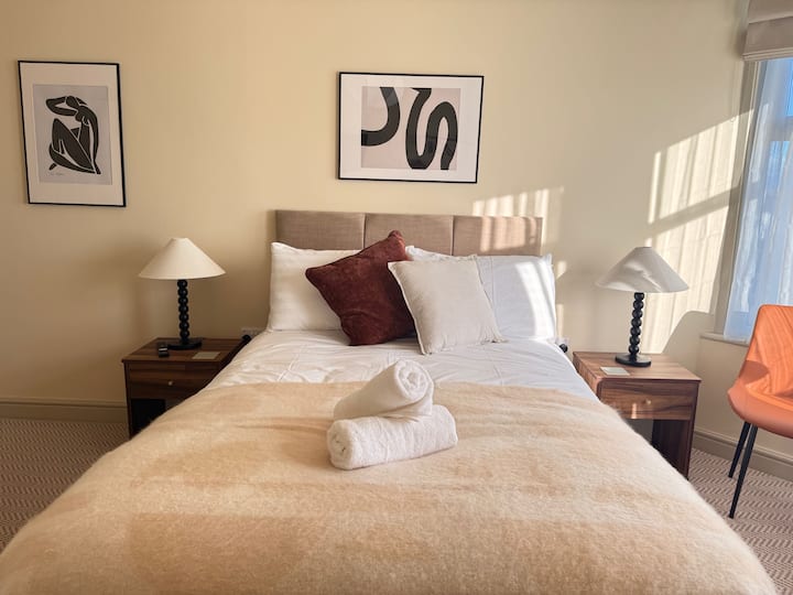 Meridian -Modern Stylish Double Ensuite - Central - Southport