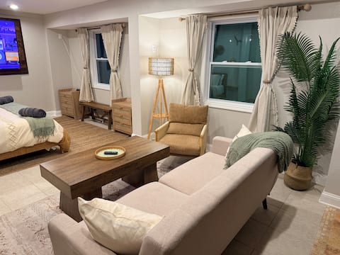 Popular Airbnb listing: Waterfront Haven | King Studio | Hot Tub | UWF I10 in Ferry Pass