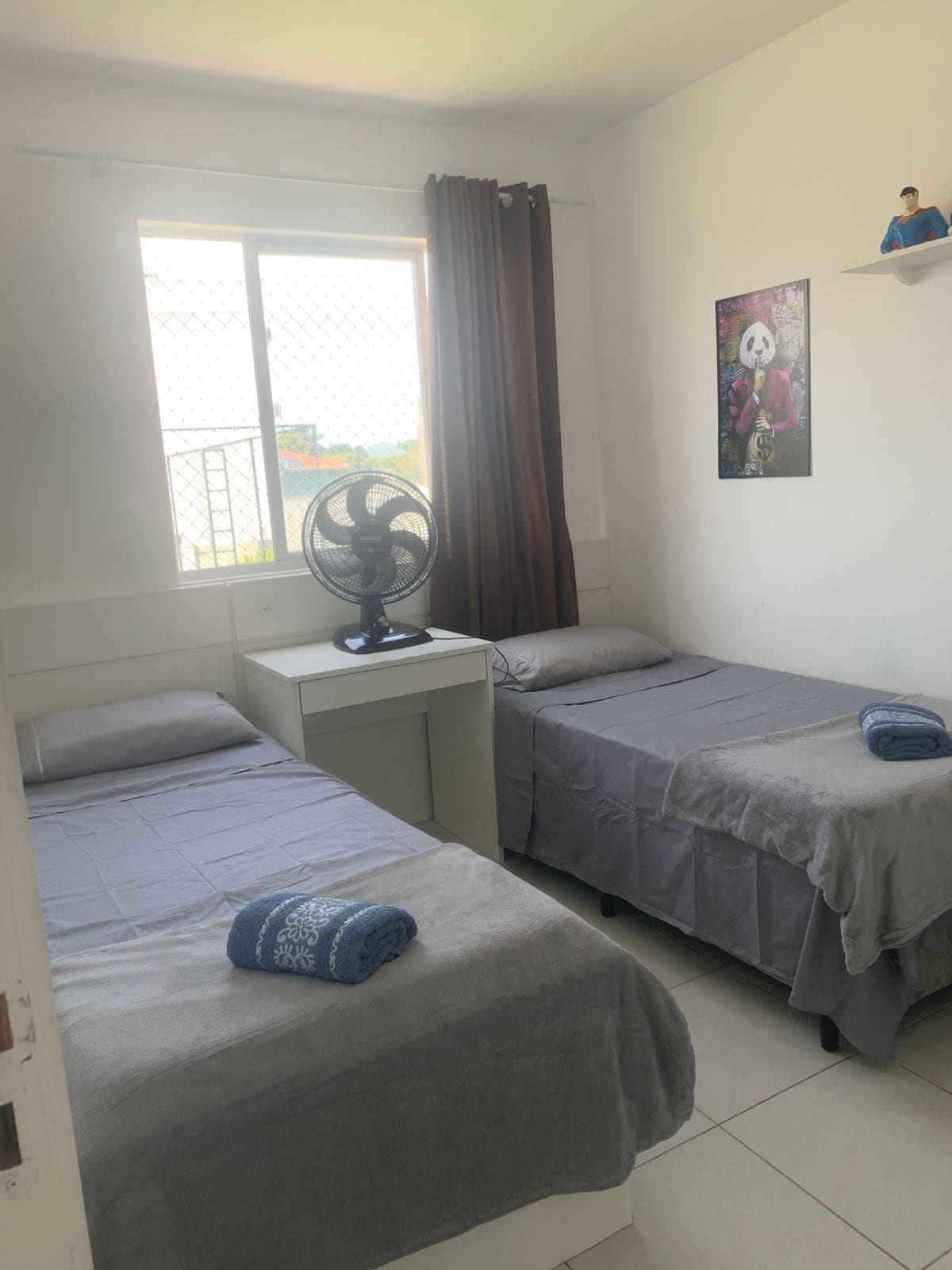 เตียงเดี่ยว 2 เตียงพร้อมผ้าปูที่นอน ตู้เสื้อผ้าและพัดลม 