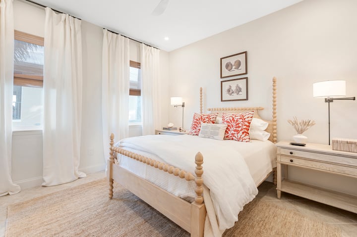 Recámara 4 con baño privado y cama queen, clósets dobles.