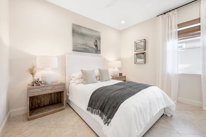 Recámara 3 con cama tamaño queen y vestidor.